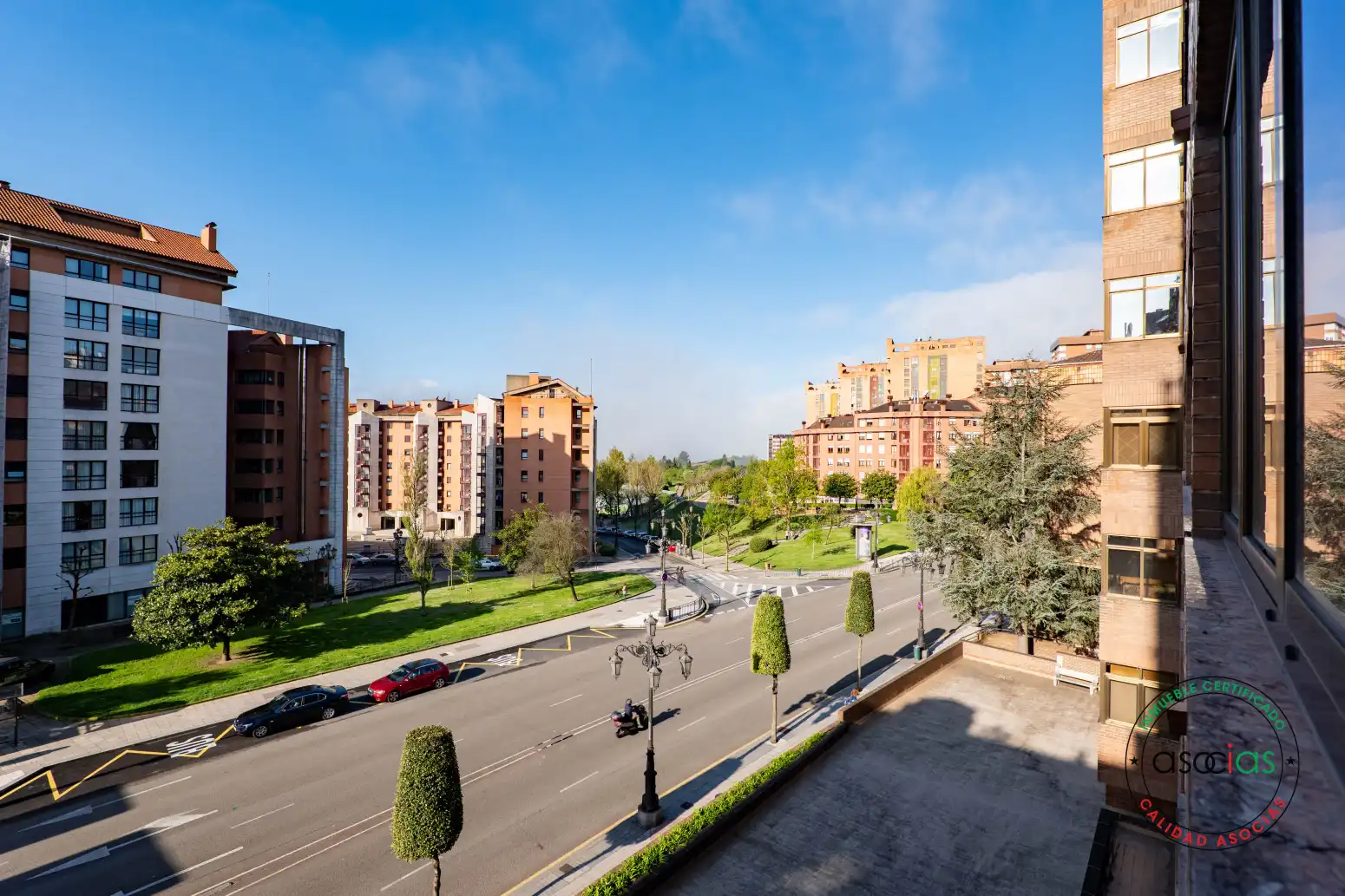 Vista exterior de Pis en venda en Oviedo  amb Calefacció, Parquet i Terrassa