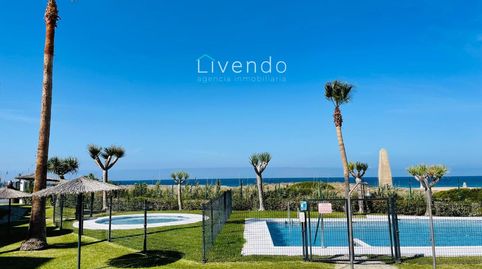 Bajo con jardín privado en urbanización con piscinas y pistas de pádel.