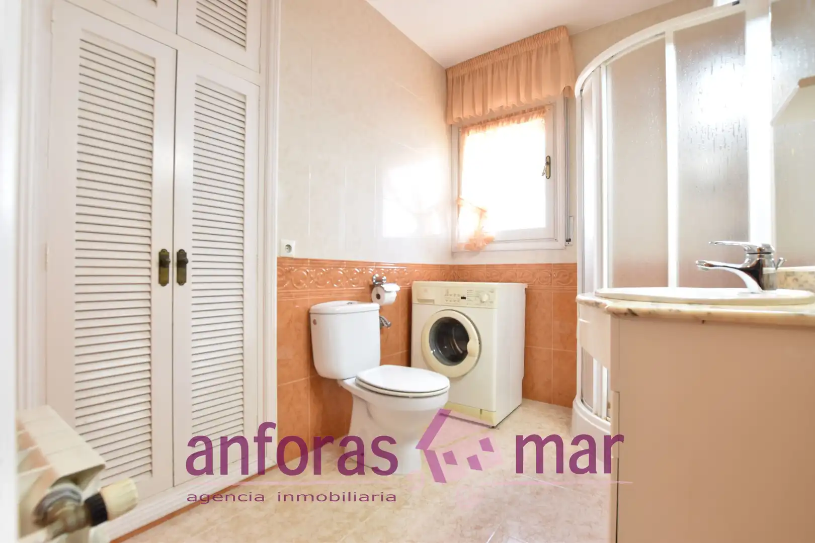 Baño de Piso en venta en Torredembarra con Calefacción, Terraza y Amueblado