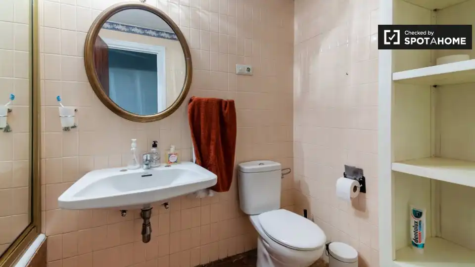 Bathroom of Flat for rent in Bilbao   with Air Conditioner, Heating and Furnished
