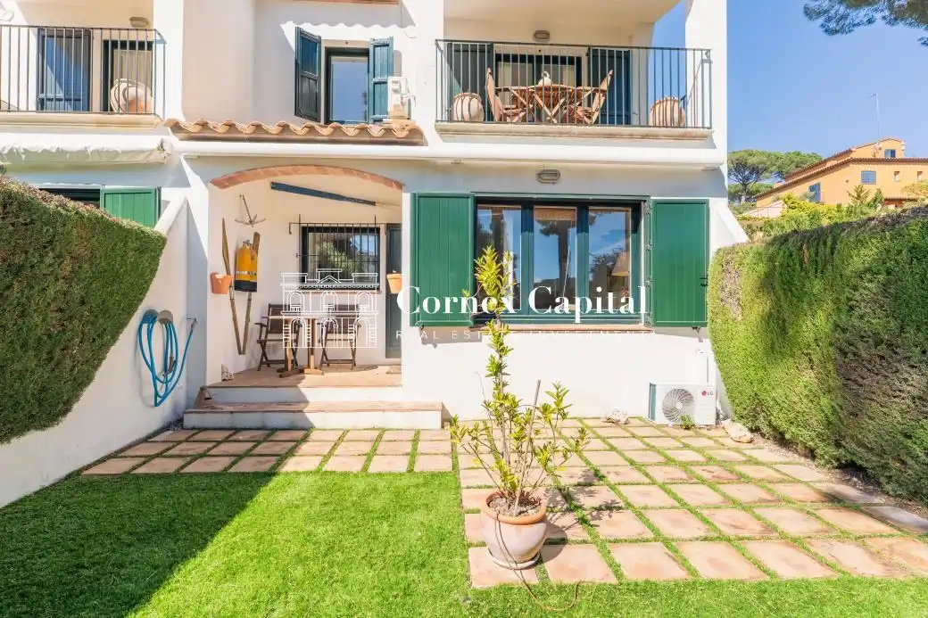 Vista exterior de Casa adosada en venda en Palafrugell amb Aire condicionat, Calefacció i Jardí privat