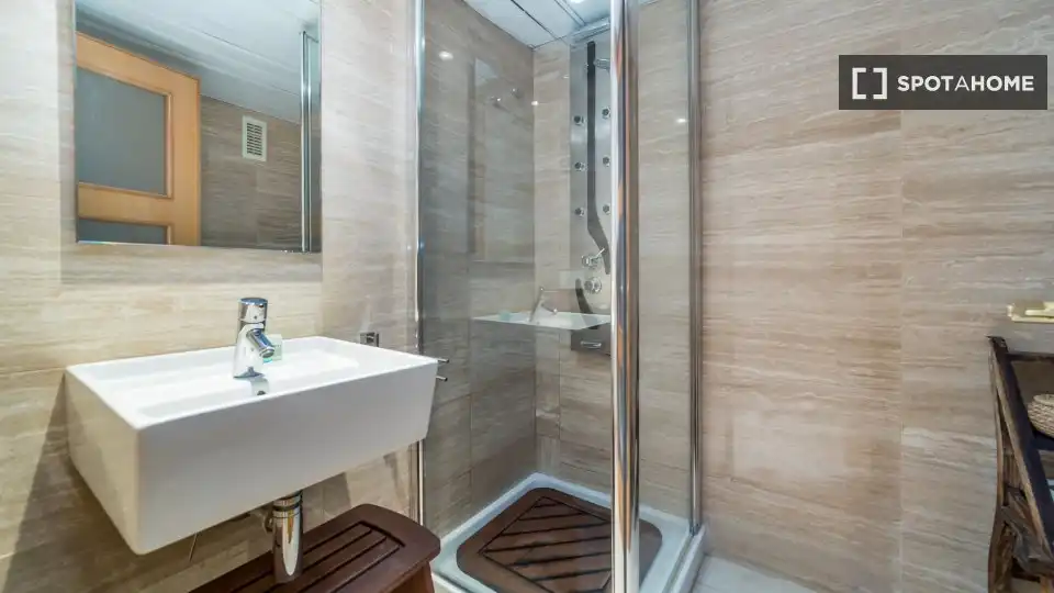 Badezimmer von Wohnung zur Miete in Valencia mit Klimaanlage, Heizung und Möbliert