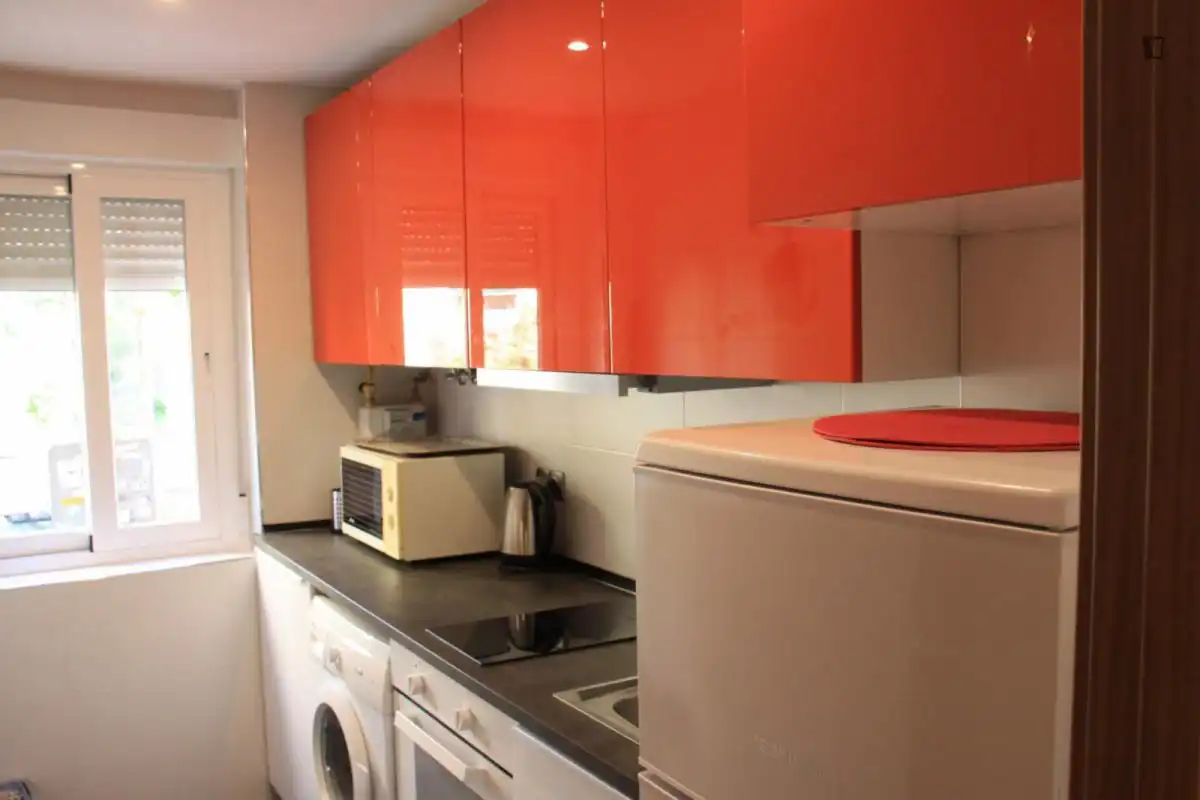Cuina de Apartament de lloguer en Madrid amb Aire condicionat, Calefacció i Moblat