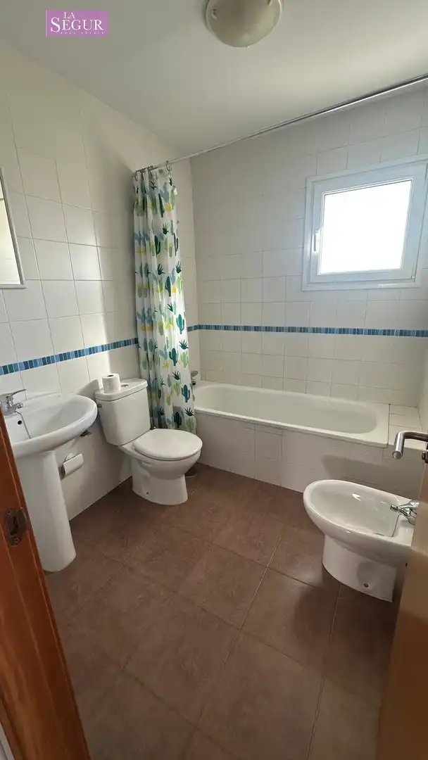 Bany de Casa adosada en venda en Conil de la Frontera amb Jardí privat, Terrassa i Piscina comunitària
