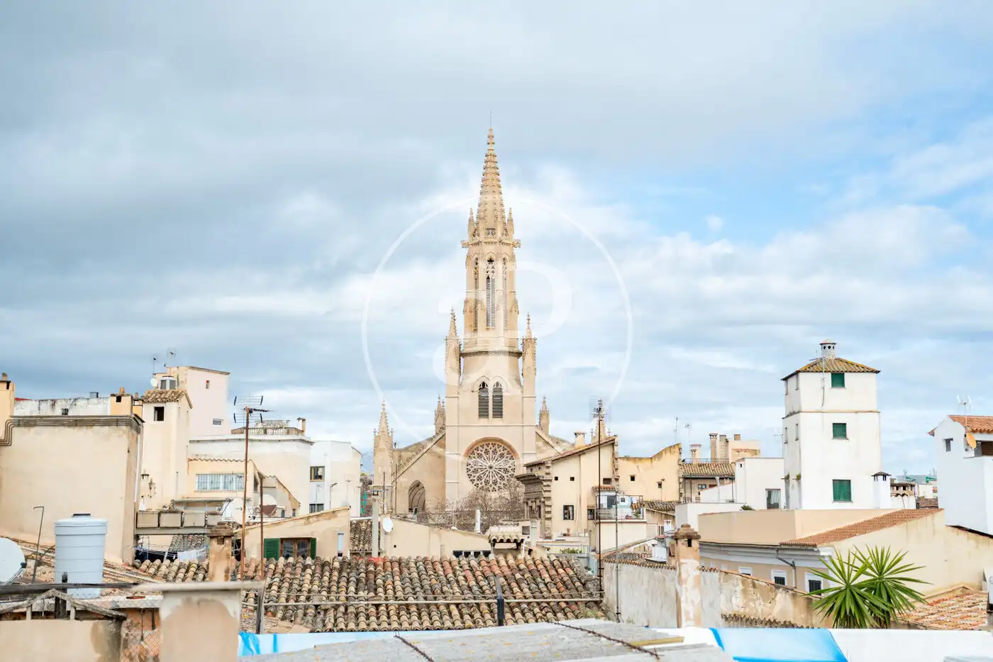 Außenansicht von Wohnung zum Verkauf in  Palma de Mallorca mit Klimaanlage, Heizung und Balkon