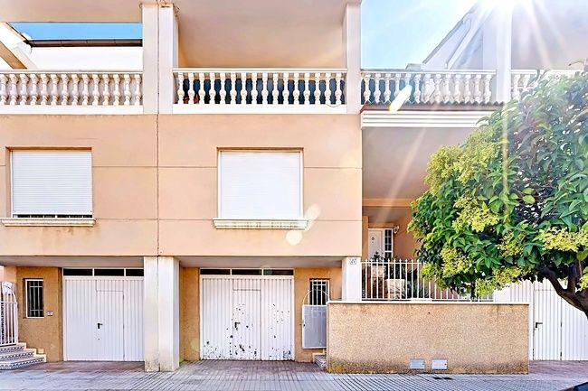 Casa adosada en venda a Av Villena , Cañada
