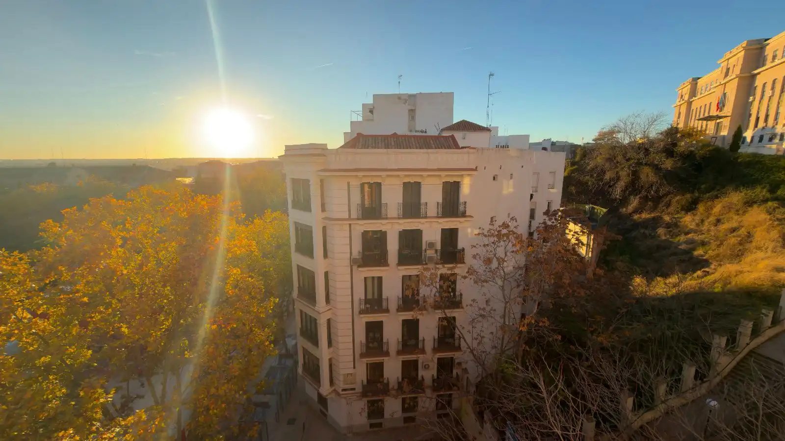 Vista exterior de Piso en venta en Madrid con Calefacción y Alarma