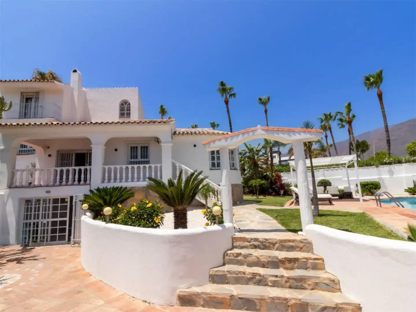 Vista exterior de Casa o xalet en venda en Estepona amb Aire condicionat, Piscina i Balcó