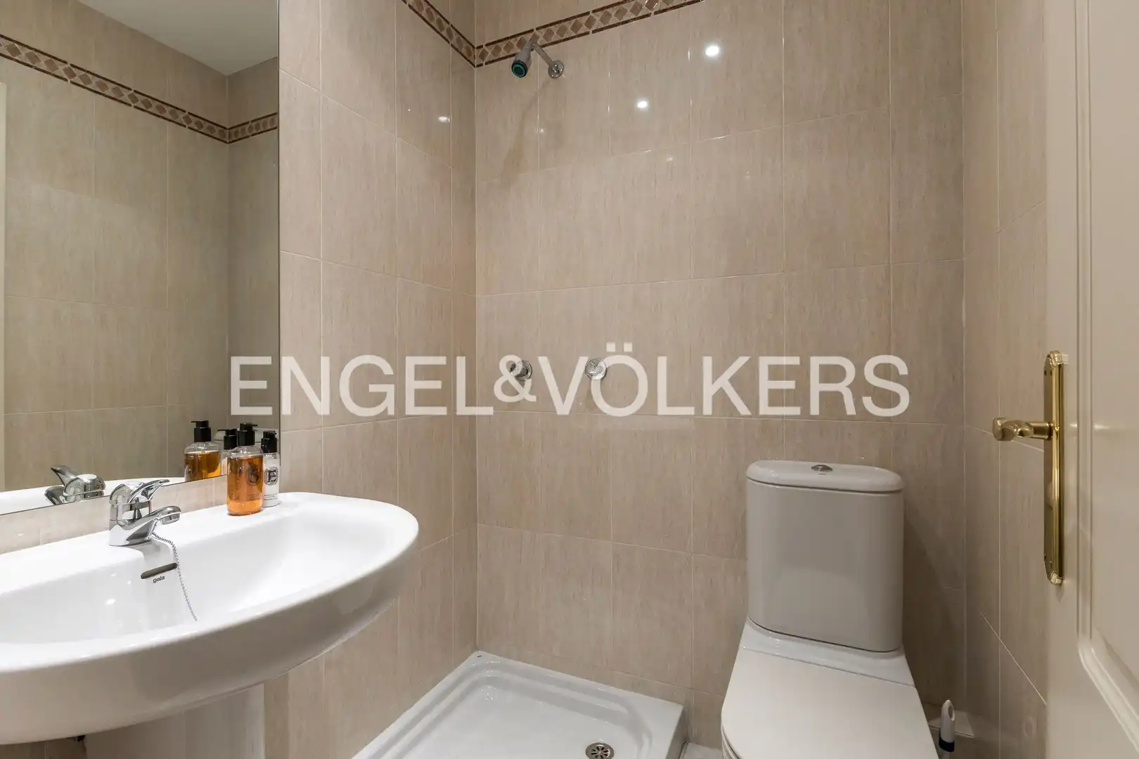 Baño de Piso en venta en Madrid con Calefacción, Parquet y Terraza