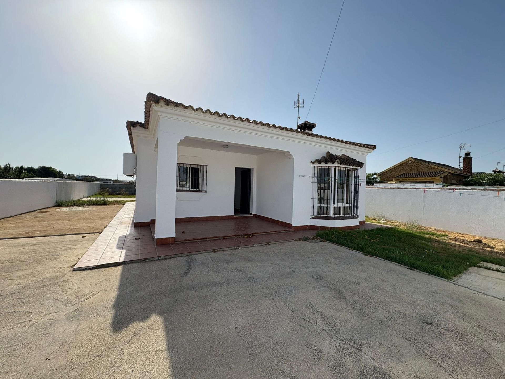 Vista exterior de Casa o xalet en venda en Chiclana de la Frontera amb Jardí privat