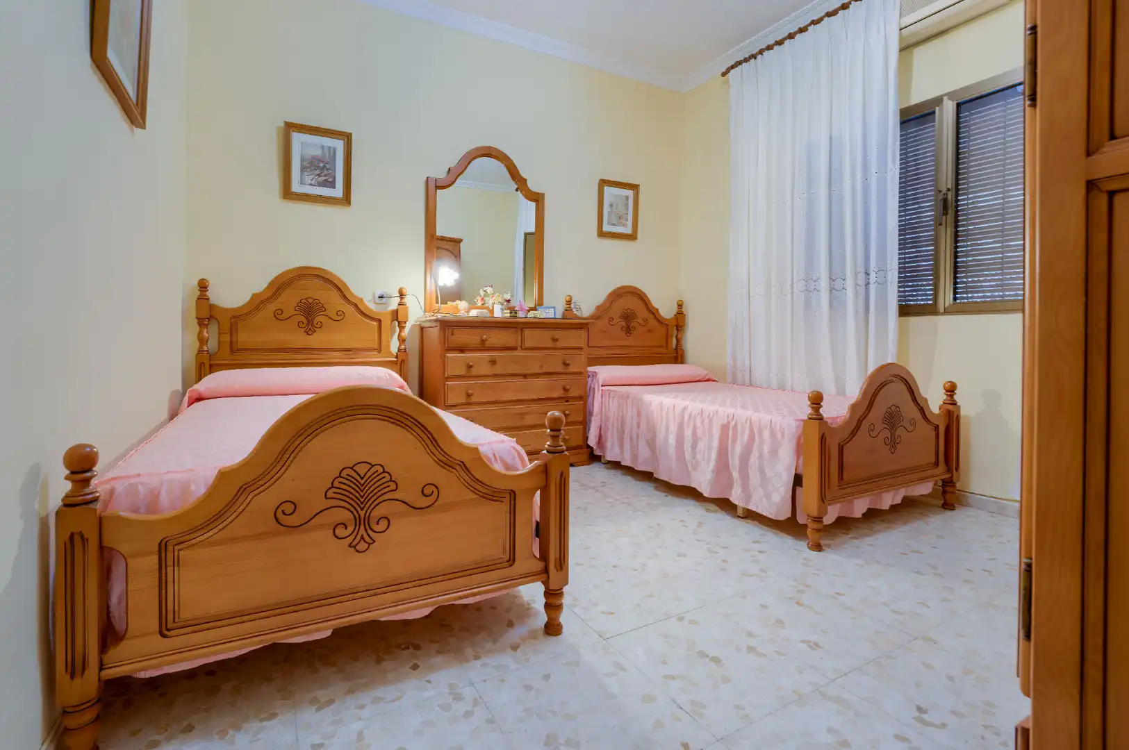 Habitación de Casa adosada en venta en Mairena del Aljarafe con Aire acondicionado, Calefacción y Jardín privado
