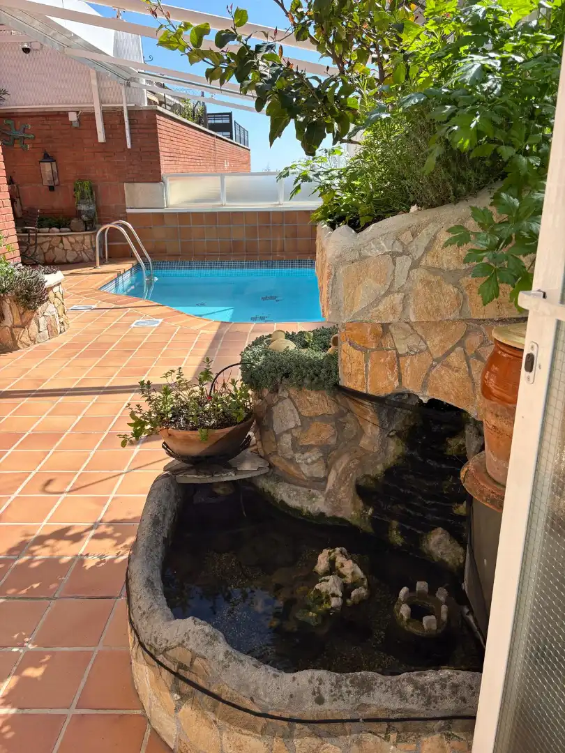 Piscina de Casa adosada en venta en Barcelona con Aire acondicionado, Calefacción y Jardín privado