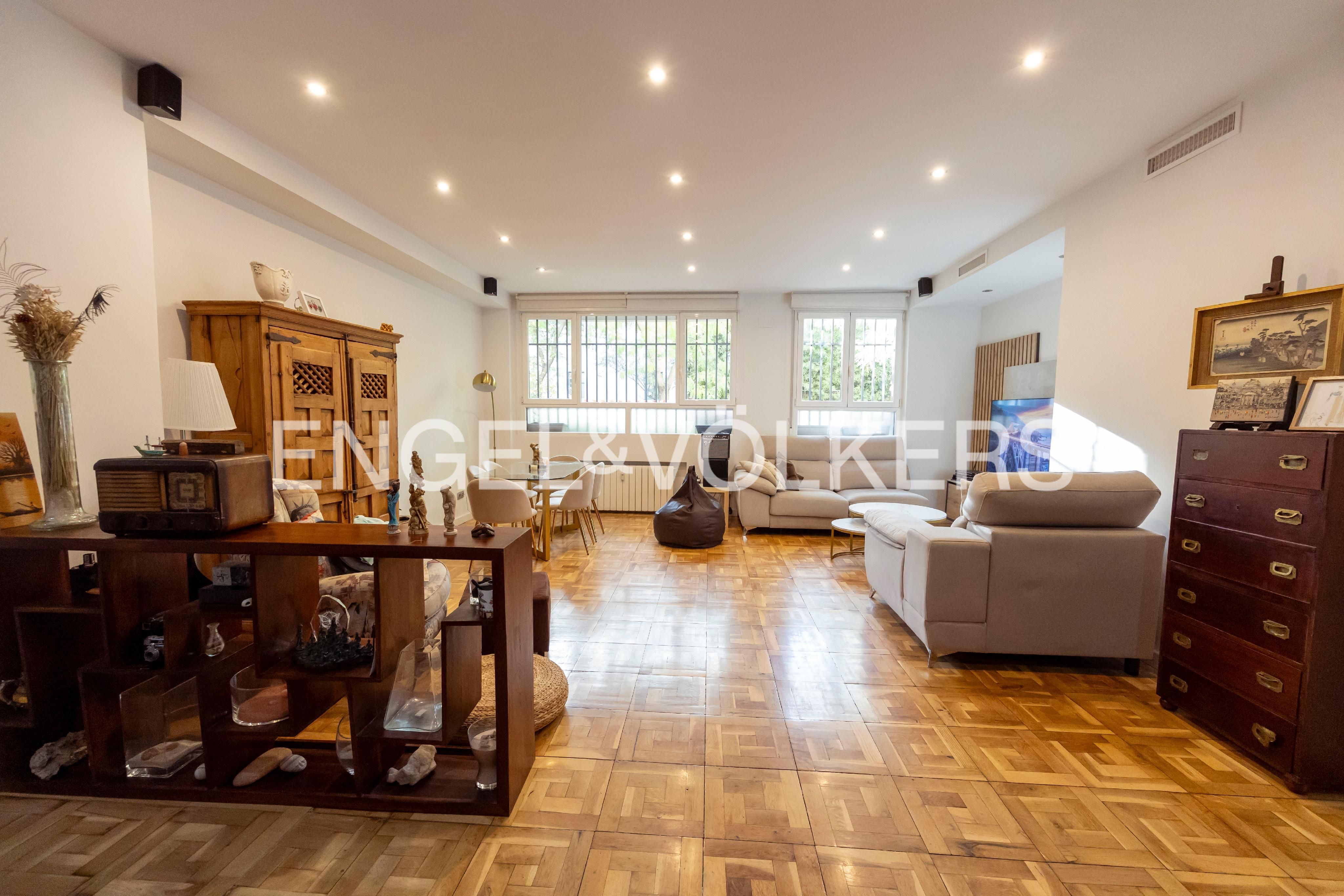 Sala d'estar de Apartament en venda en  Madrid Capital amb Aire condicionat, Calefacció i Jardí privat