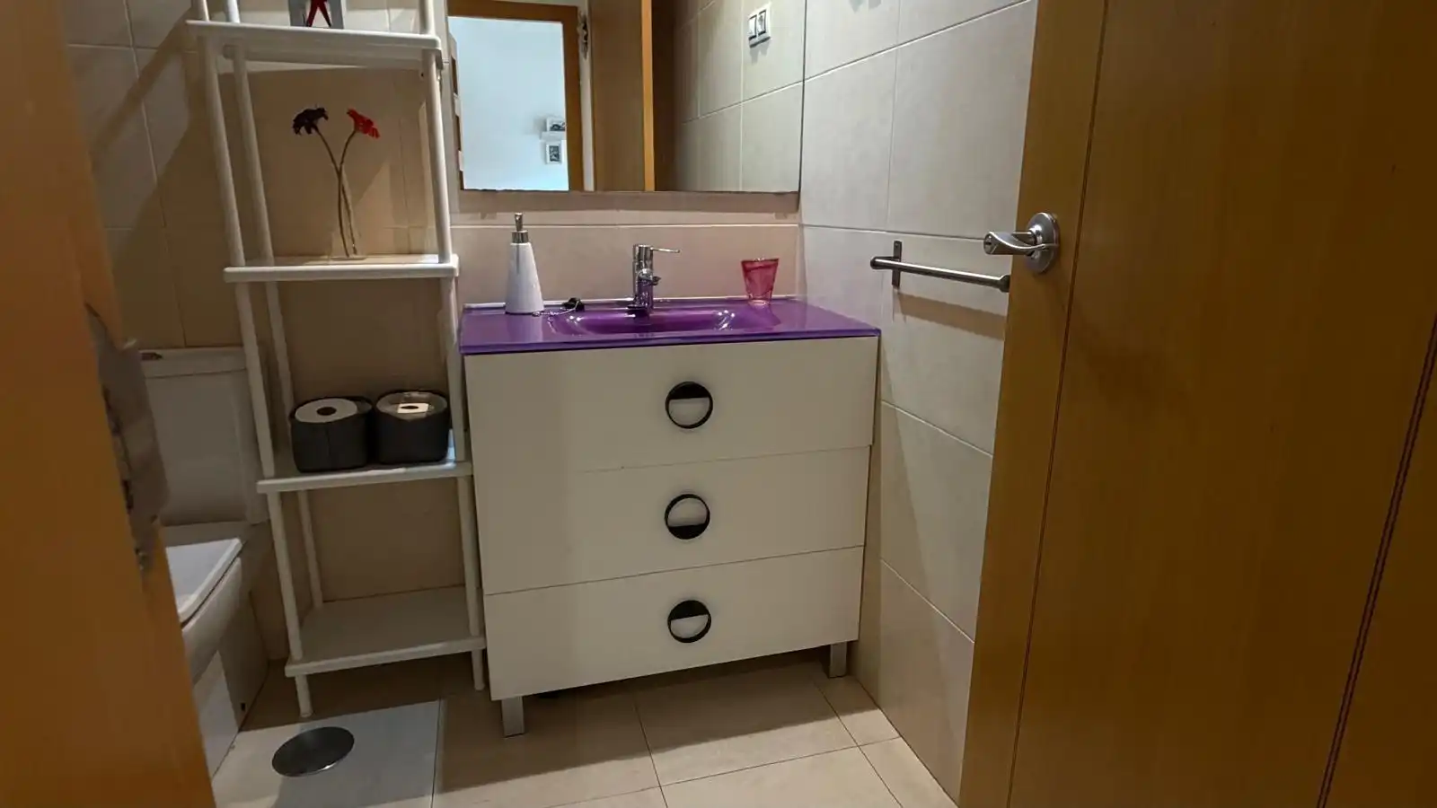 Bathroom of Apartments for rent in Benidorm  with Air Conditioner, Balcony and Community pool