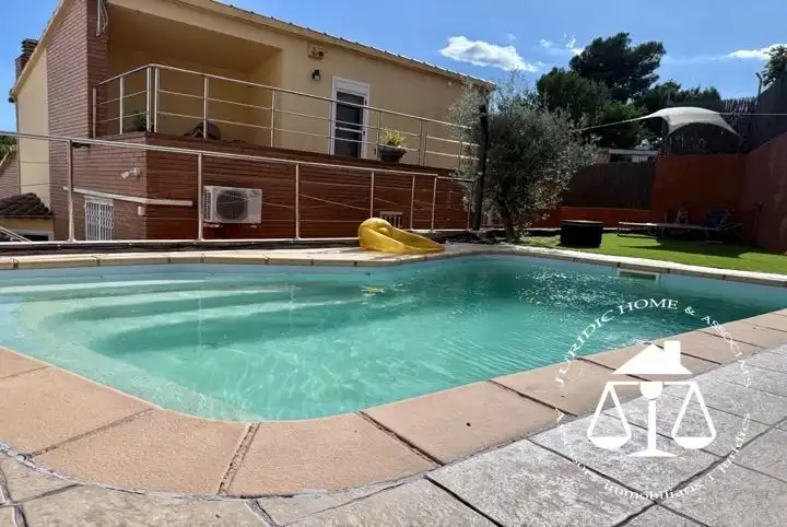 Piscina de Casa o xalet en venda en Sant Boi de Llobregat amb Aire condicionat, Calefacció i Jardí privat