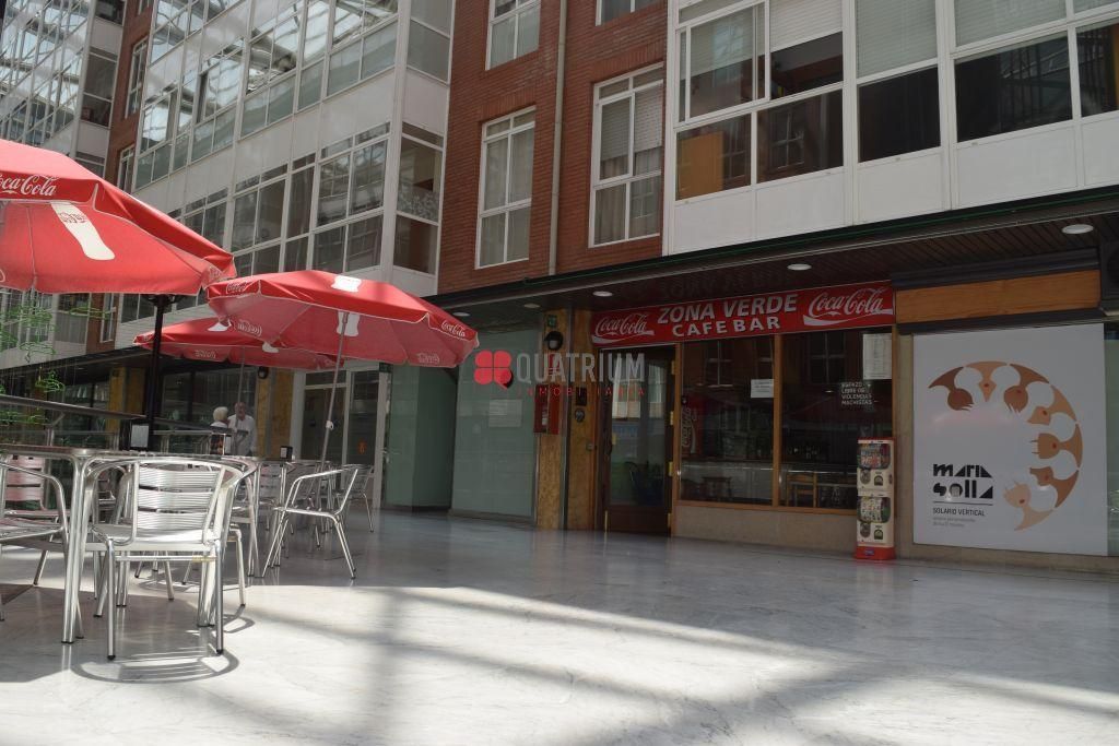 Vista exterior de Local en venda en Santiago de Compostela 