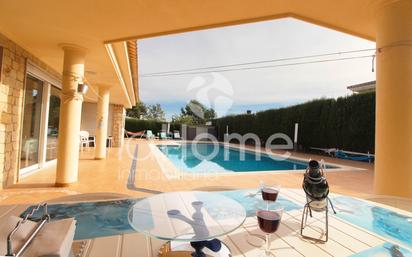 Exterior view of House or chalet for sale in Serra  with Terrace, Swimming Pool and Balcony