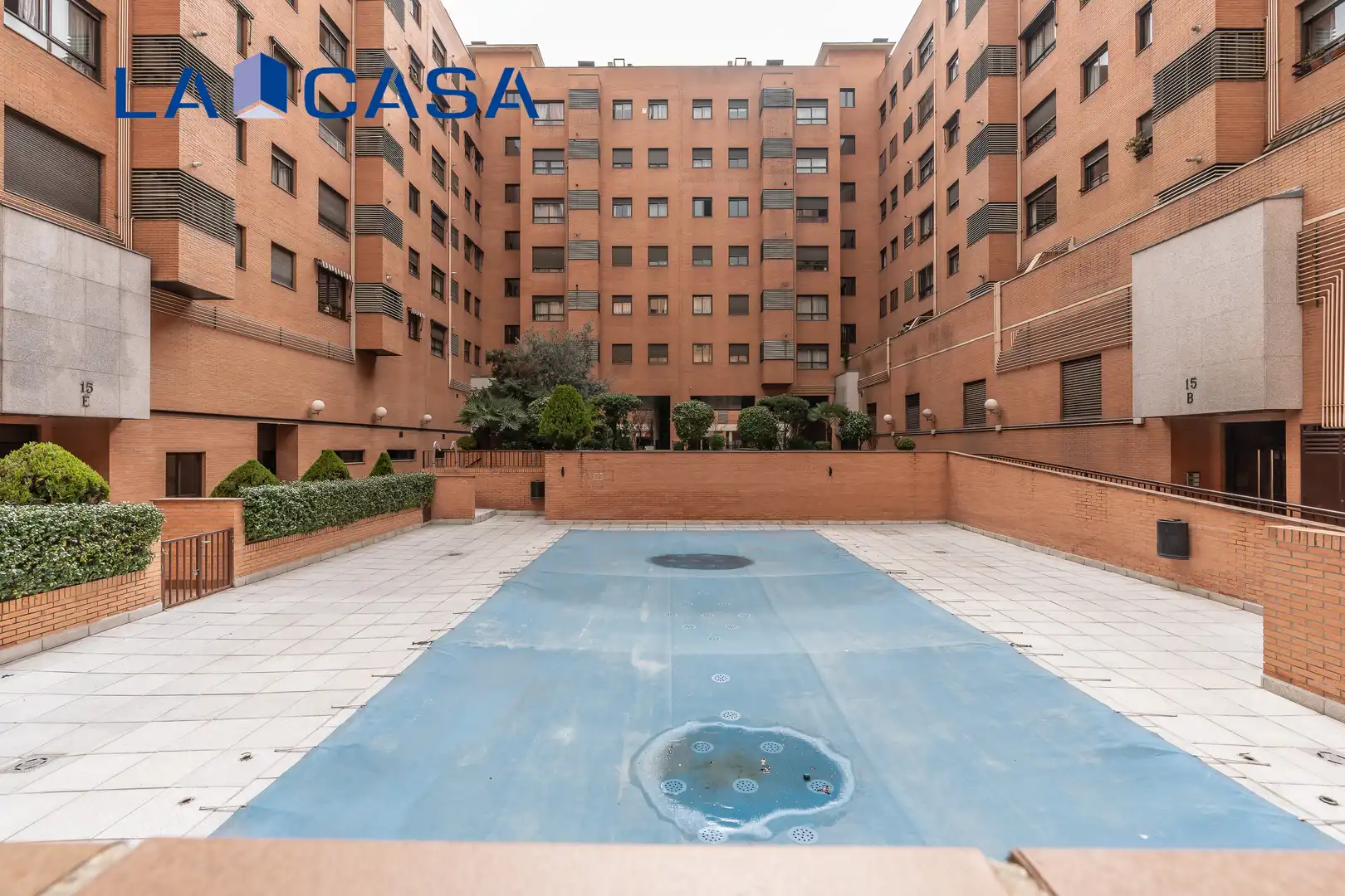 Vista exterior de Pis en venda en Madrid amb Calefacció i Piscina