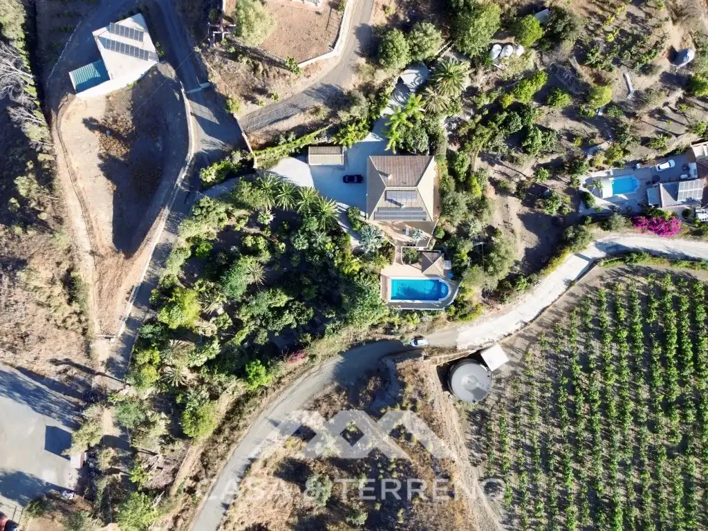 Vista exterior de Casa o chalet en venta en Vélez-Málaga con Jardín privado, Terraza y Piscina