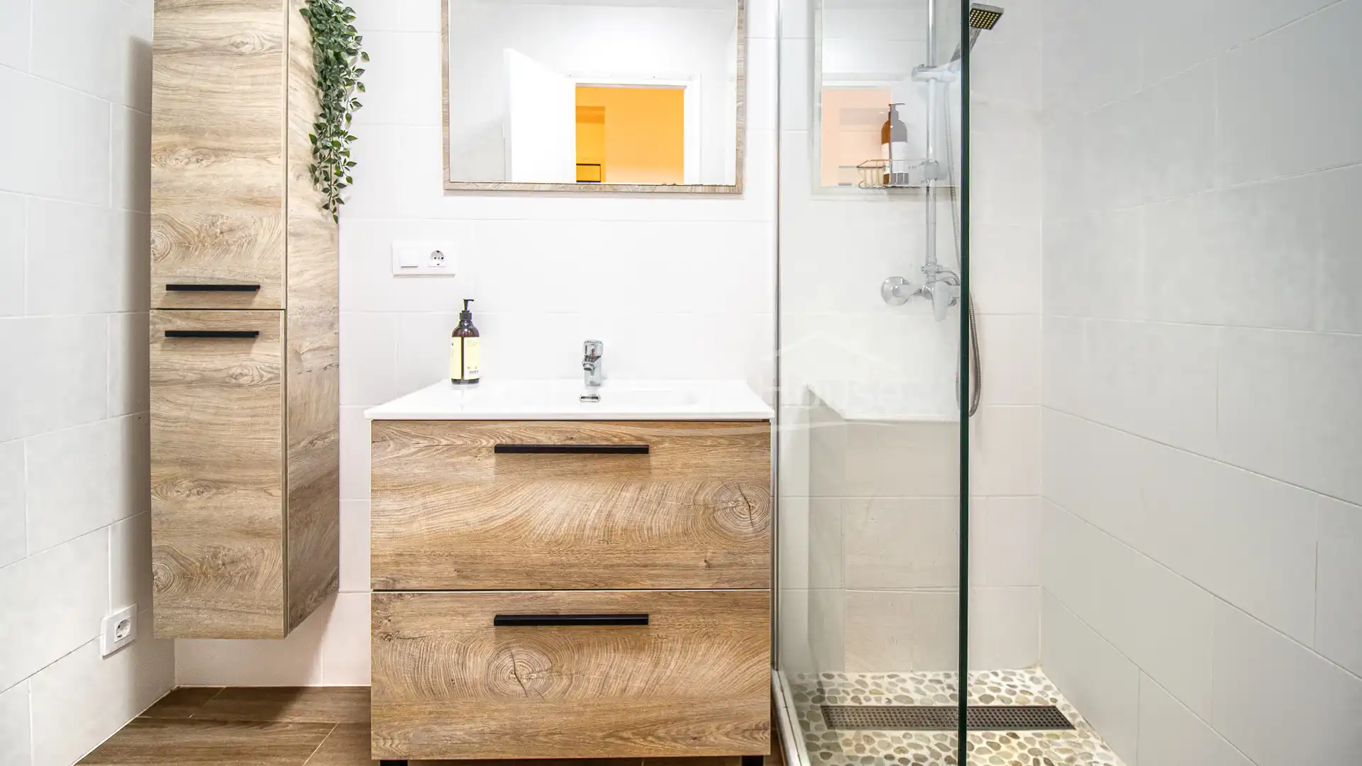 Badezimmer von Wohnungen zum Verkauf in Begur mit Heizung, Möbliert und Ofen