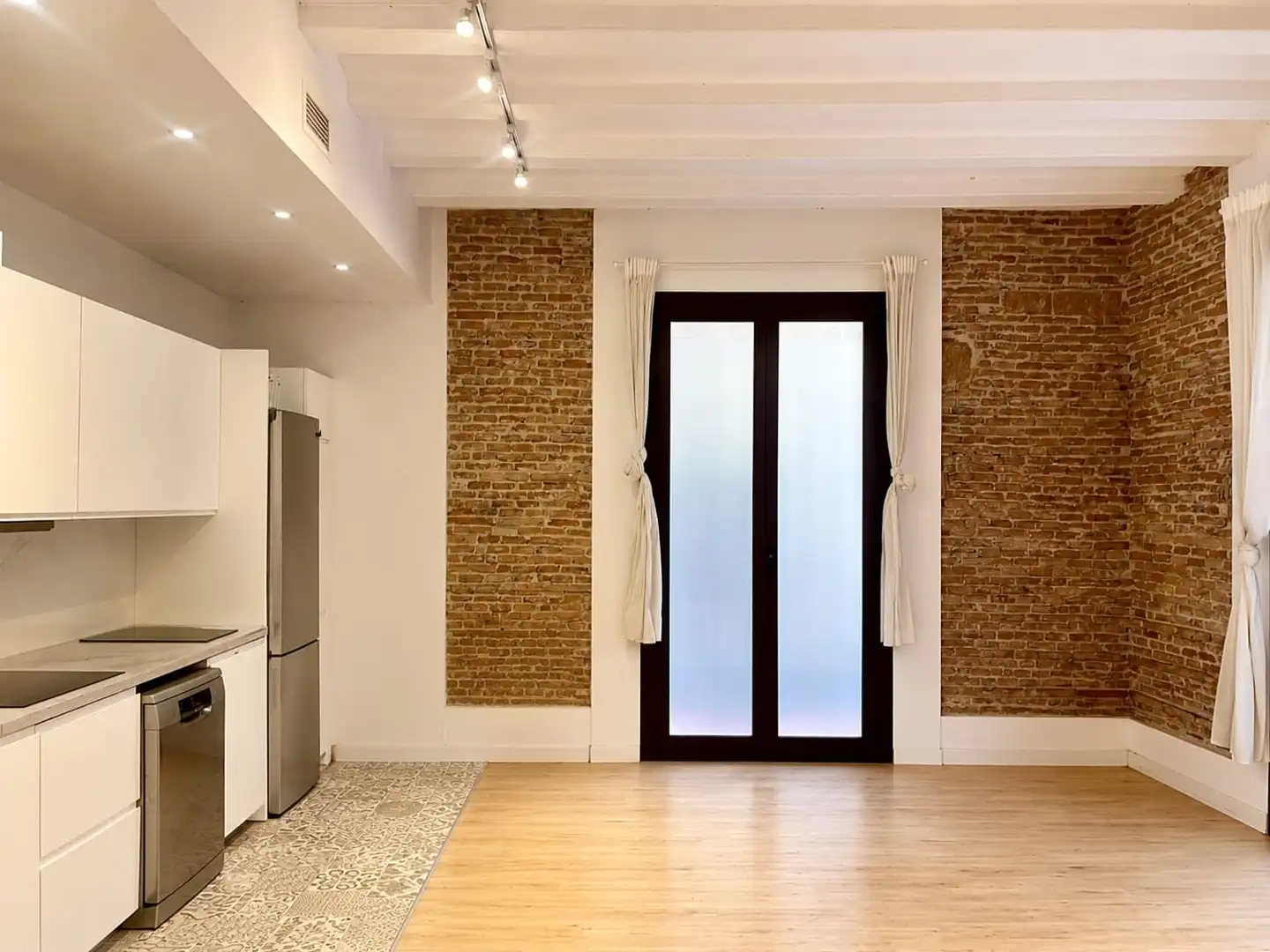 Wohnung zum Verkauf in Barcelona mit Klimaanlage, Parkett und Balkon