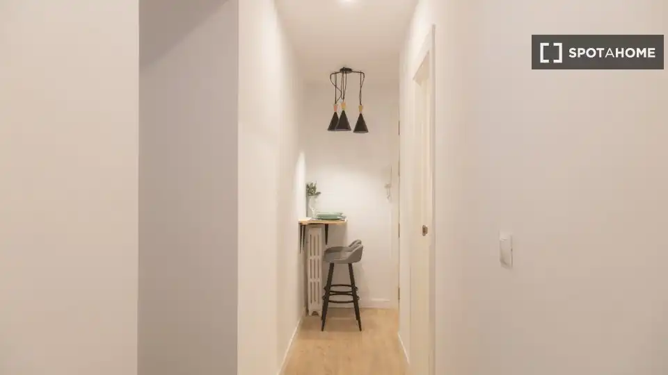 Flat for rent in Madrid  with Air Conditioner, Heating and Furnished