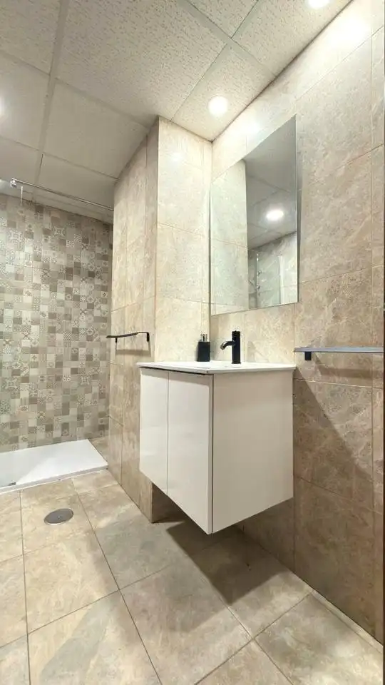Badezimmer von Erdgeschoss zum Verkauf in Badajoz mit Klimaanlage und Möbliert