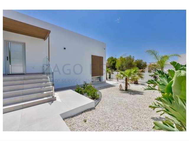 Casa-chalet en Venta en Calle Londres, 1 en Golf Bahía