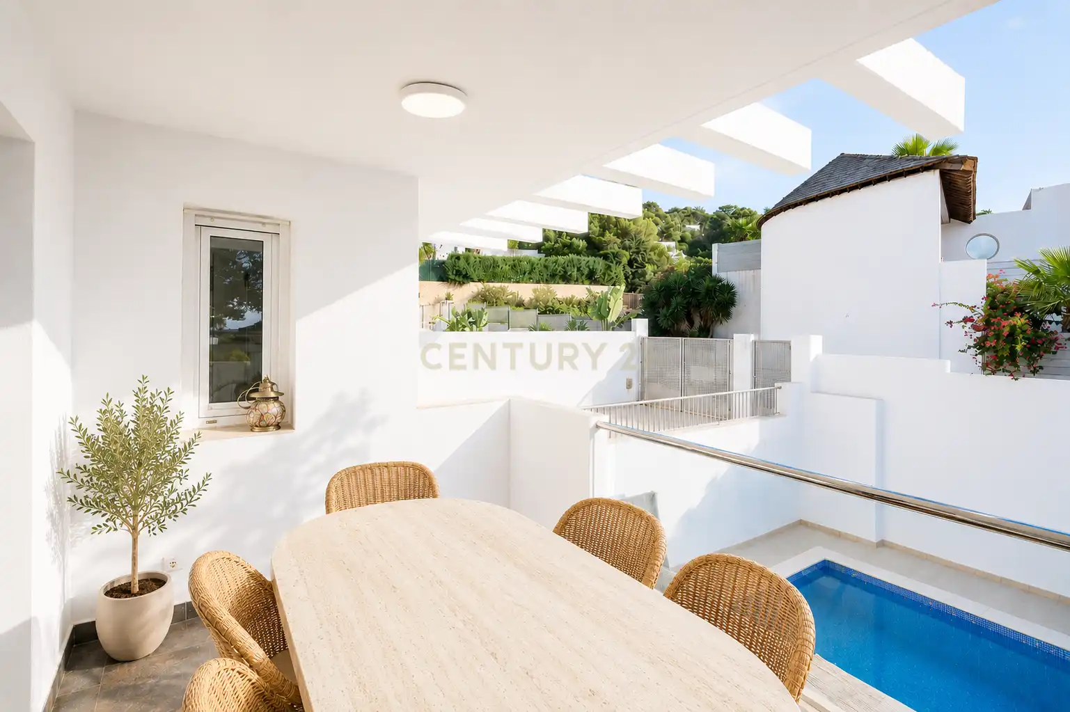 Terrasse von Einfamilien-Reihenhaus zum Verkauf in Sant Josep de sa Talaia mit Klimaanlage, Privatgarten und Abstellraum