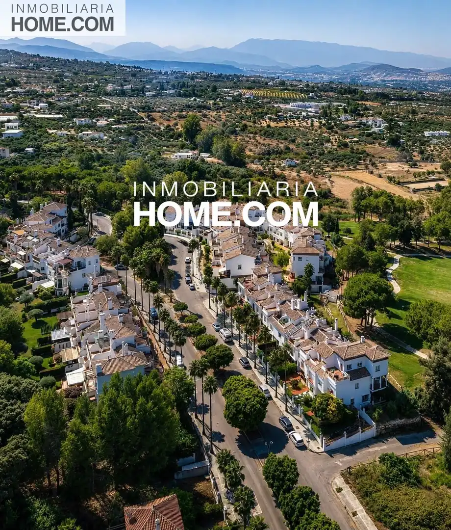Adosado con terraza en venta en Avenida Lauro Golf, imagen 3