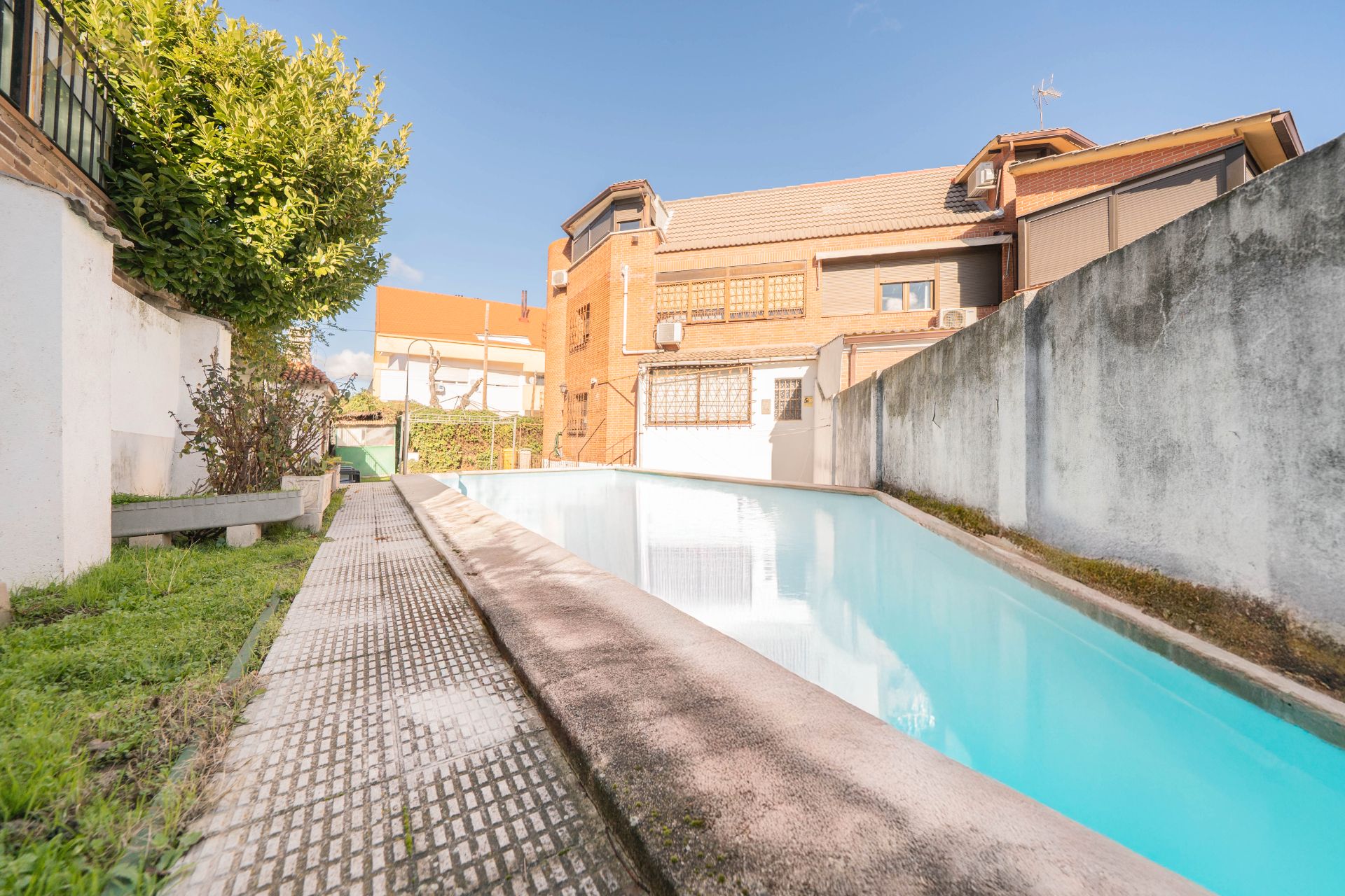 Piscina de Casa adosada en venda en Pozuelo de Alarcón amb Jardí privat, Terrassa i Traster