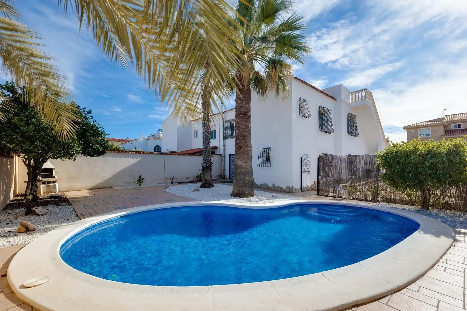 Semi-detached house with pool for sale in Calle C. Velazquez 39A, imagen 3