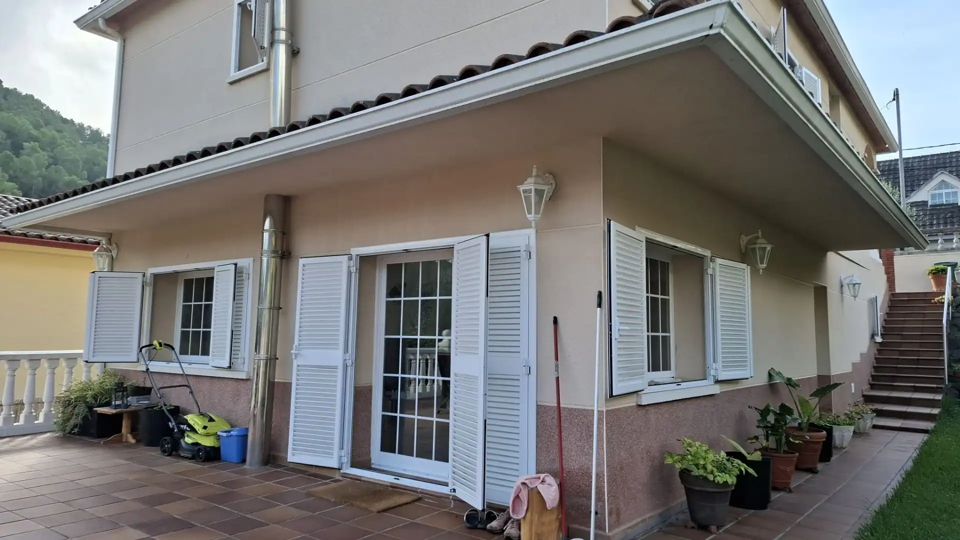 Vista exterior de Casa o xalet en venda en Cervelló amb Calefacció, Terrassa i Piscina