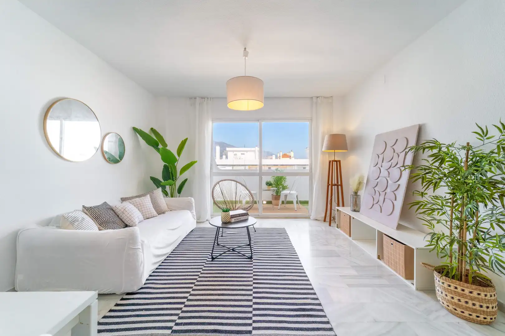 Sala de estar de Piso en venta en Fuengirola con Terraza, Trastero y Piscina comunitaria