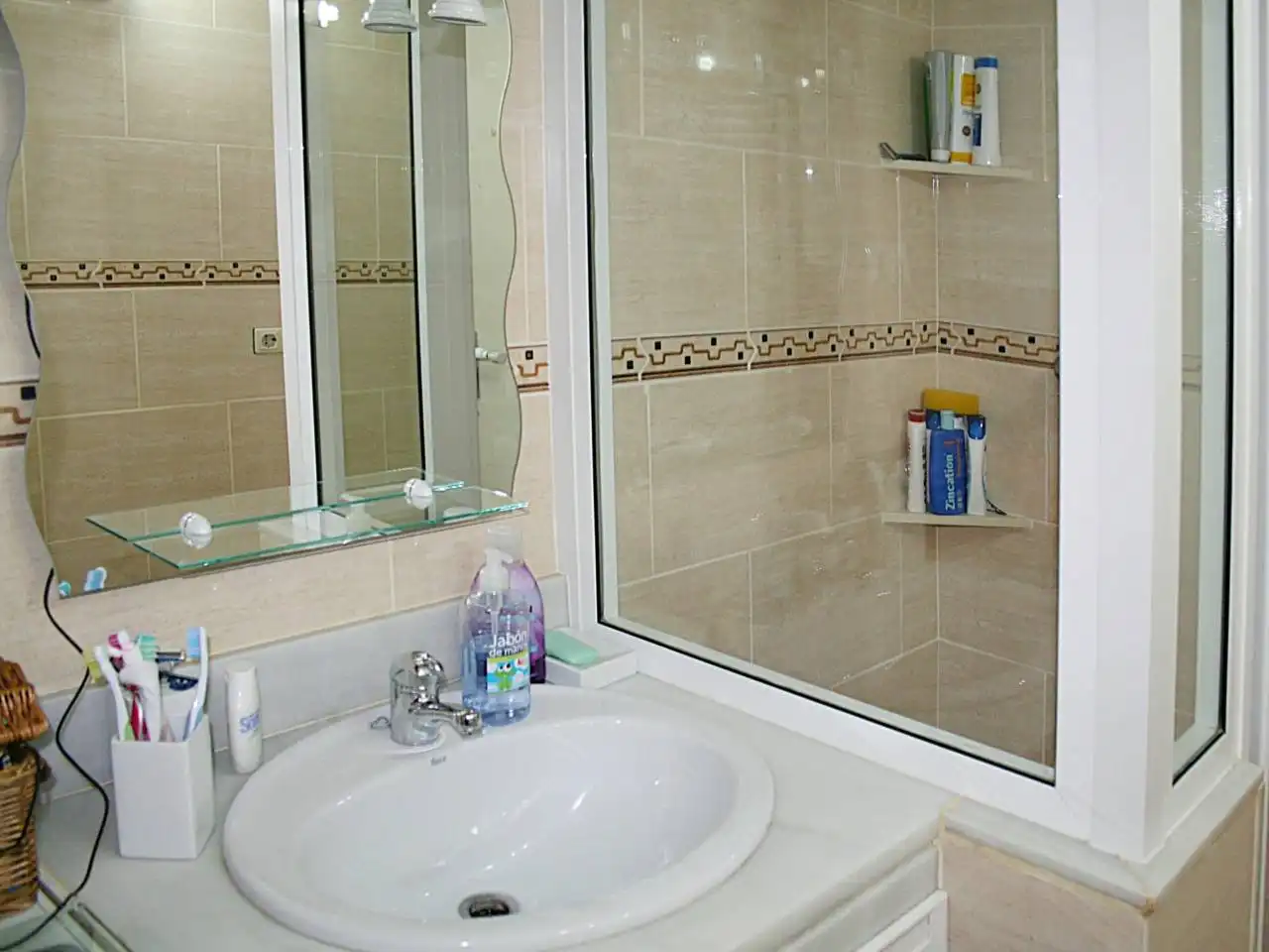 Badezimmer von Wohnungen zum Verkauf in Cadaqués mit Möbliert