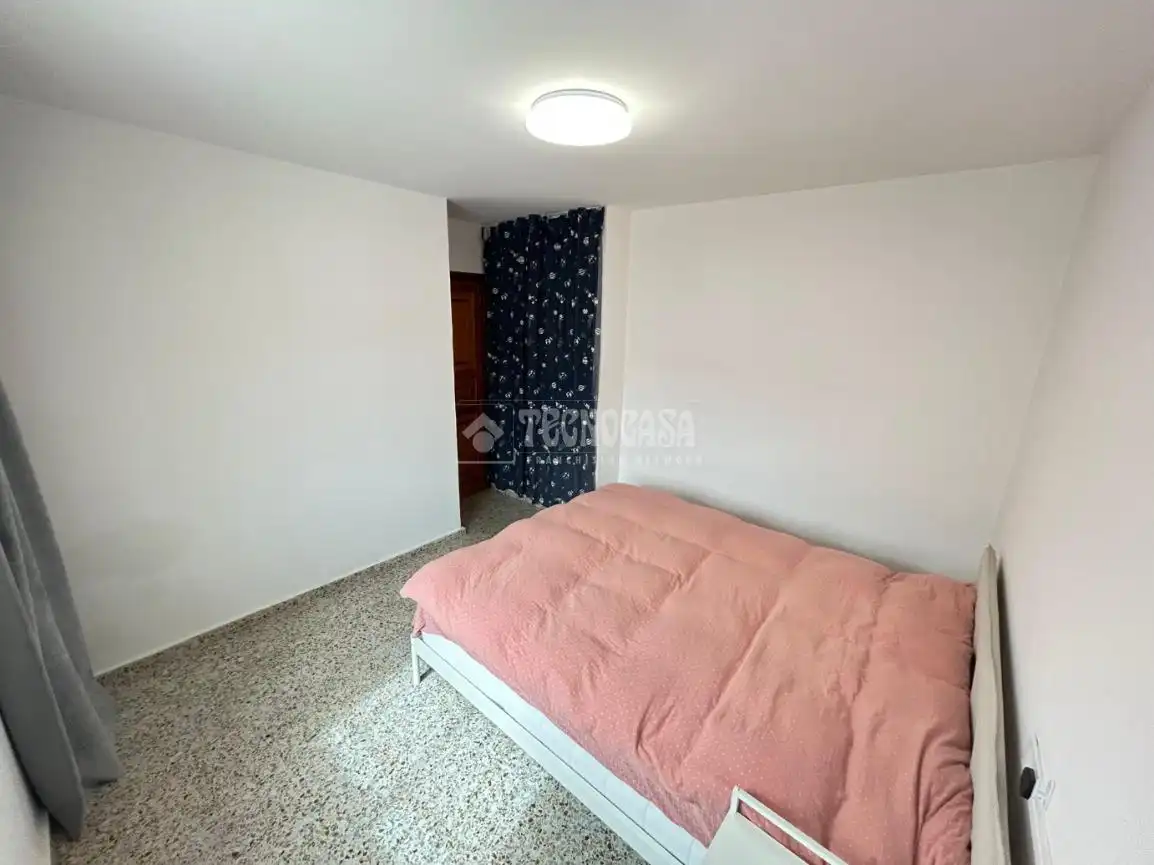 Schlafzimmer von Einfamilien-Reihenhaus zum Verkauf in Fuengirola mit Klimaanlage, Terrasse und Abstellraum