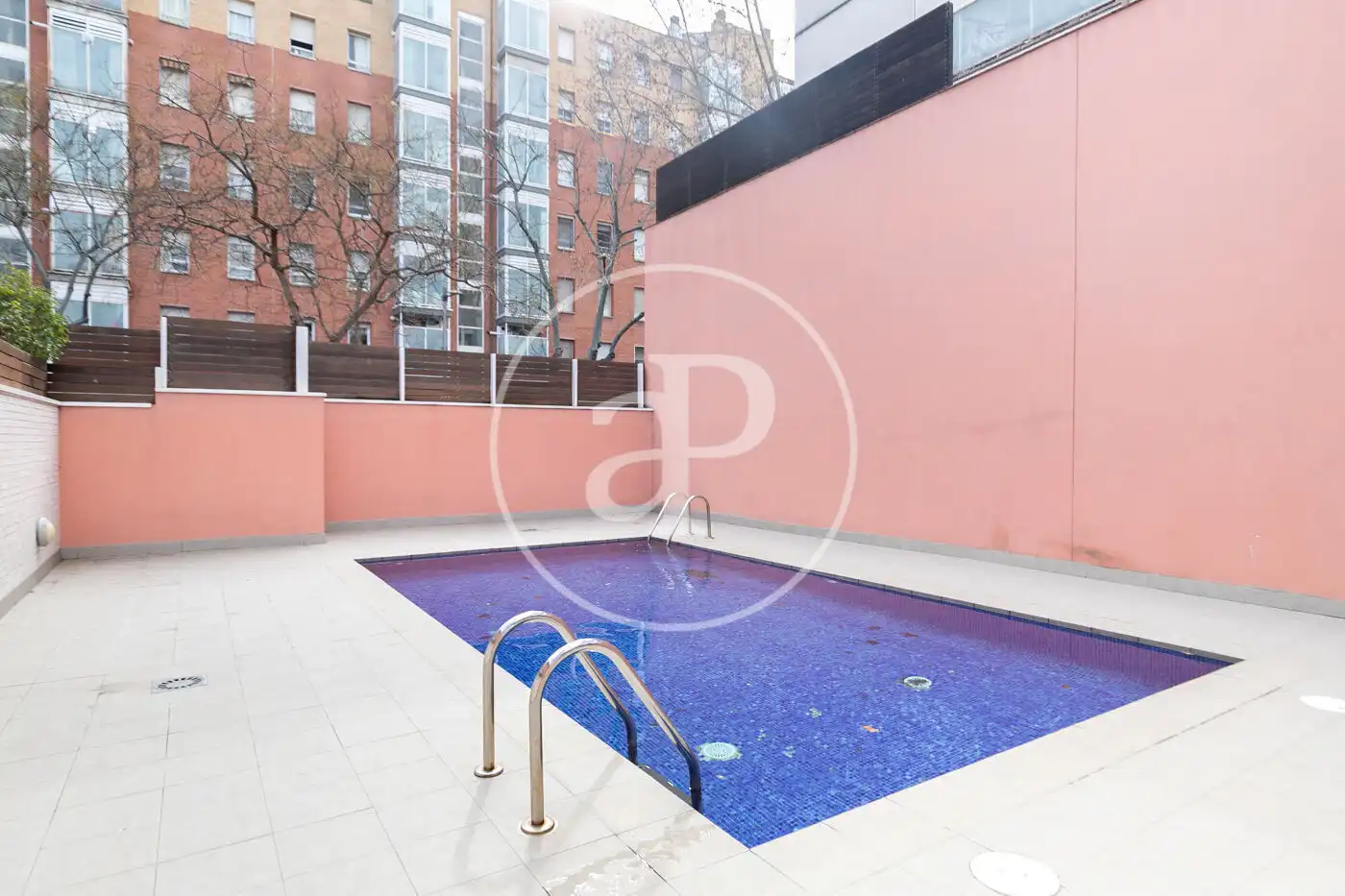 Schwimmbecken von Wohnung zum Verkauf in Barcelona mit Klimaanlage, Heizung und Privatgarten