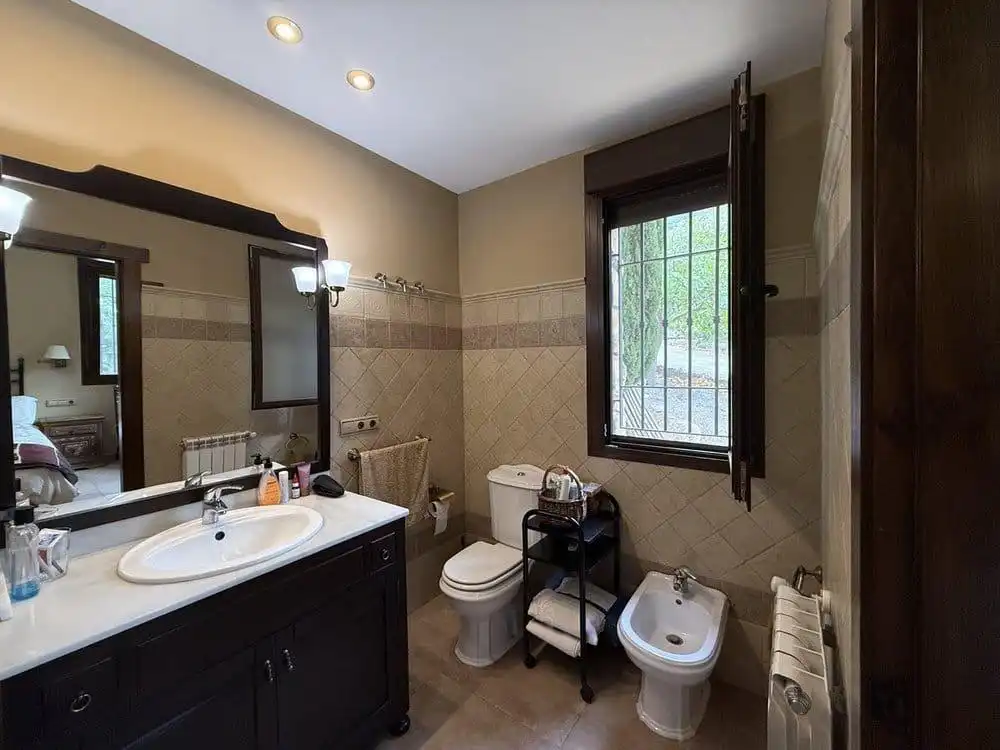 Baño de Finca rústica en venta en Colomera con Calefacción, Terraza y Piscina