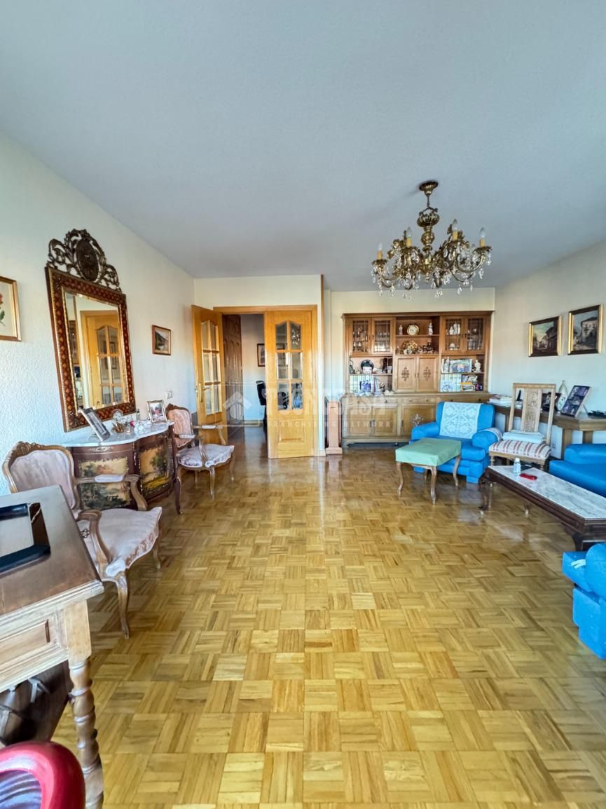 Sala d'estar de Pis en venda en  Madrid Capital amb Aire condicionat, Calefacció i Parquet