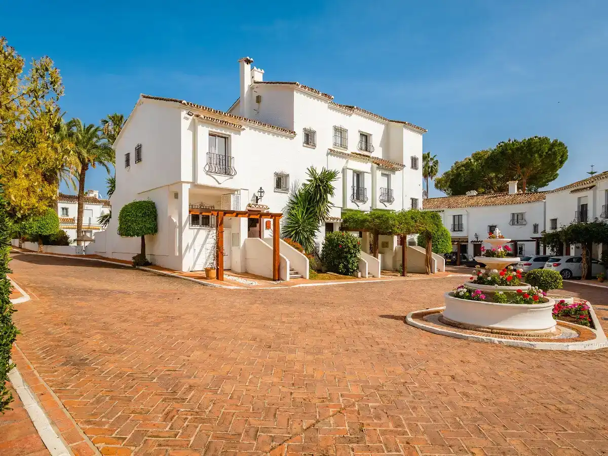 Außenansicht von Wohnung zur Miete in Marbella mit Klimaanlage, Privatgarten und Parkett