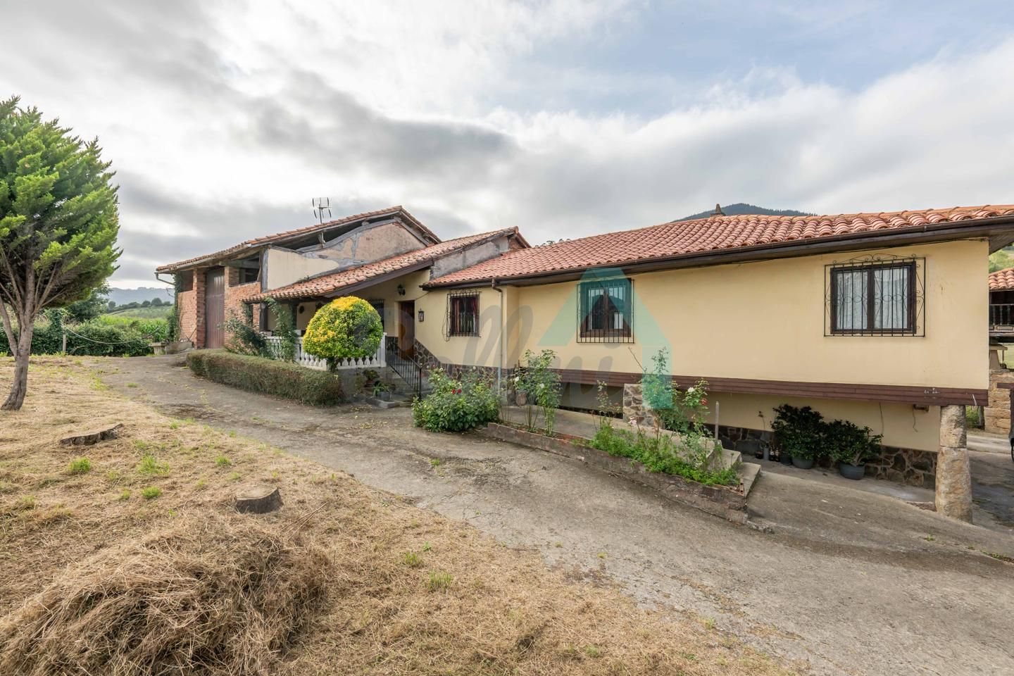 Vista exterior de Casa o chalet en venta en Salas con Calefacción, Jardín privado y Parquet