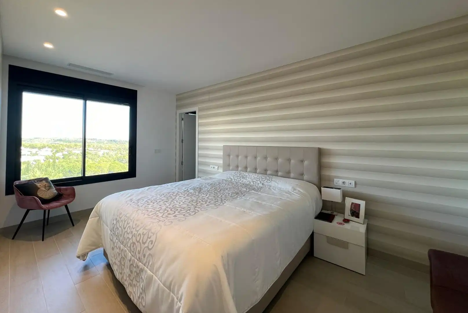 Habitación de Apartamento de alquiler en Orihuela con Aire acondicionado, Calefacción y Jardín privado