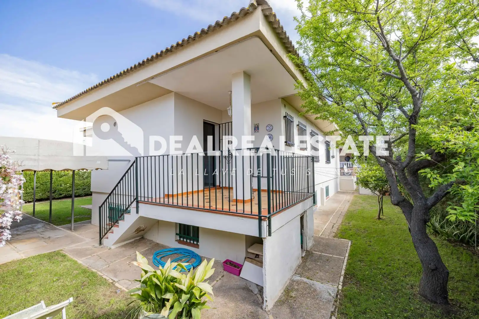 Vista exterior de Casa o xalet en venda en Almonte amb Jardí privat, Terrassa i Moblat