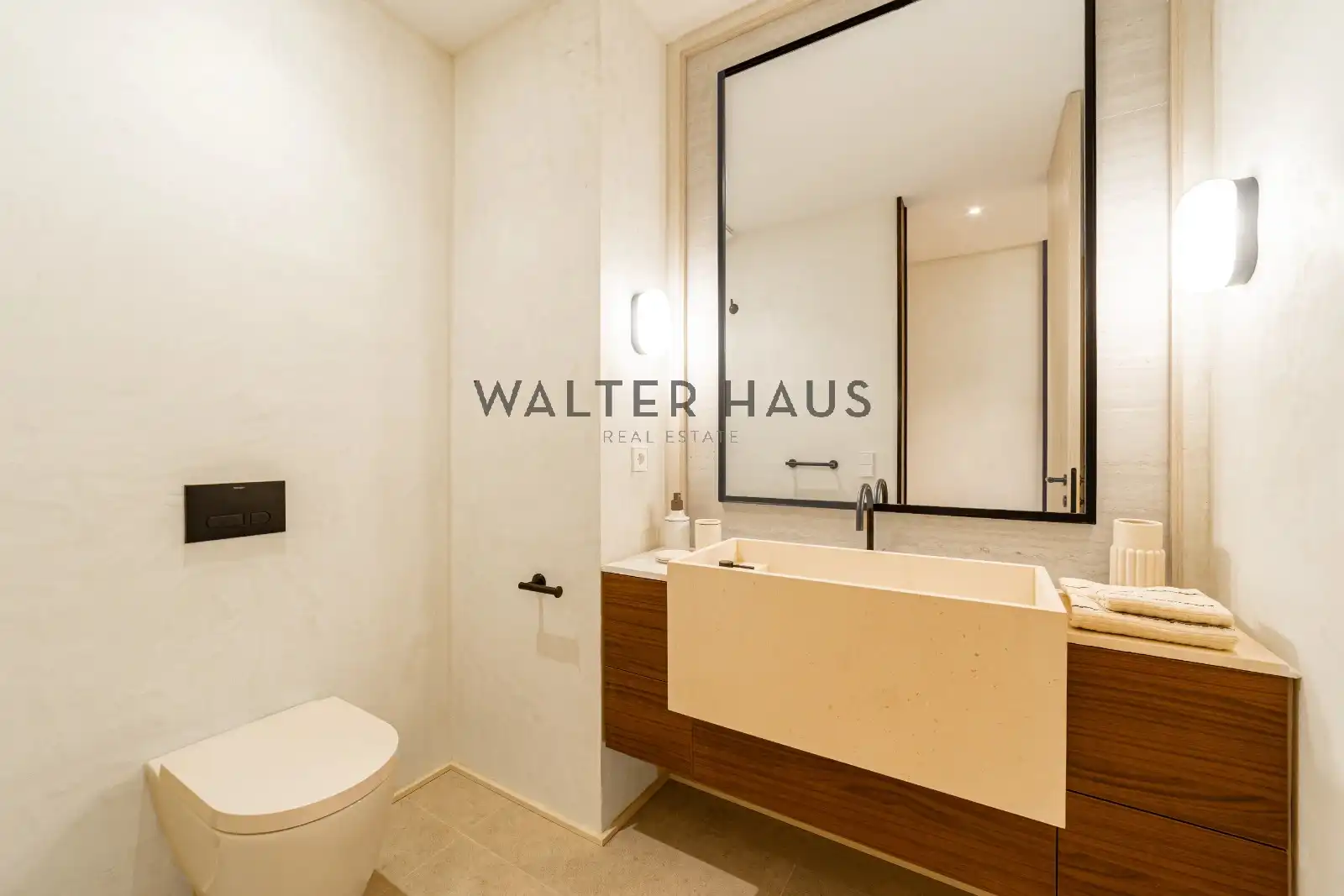 Bathroom of Flat for sale in Madrid  with Air Conditioner, Heating and Oven