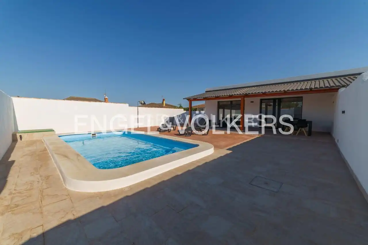 Vista exterior de Casa adosada de alquiler en Chiclana de la Frontera con Aire acondicionado, Calefacción y Terraza