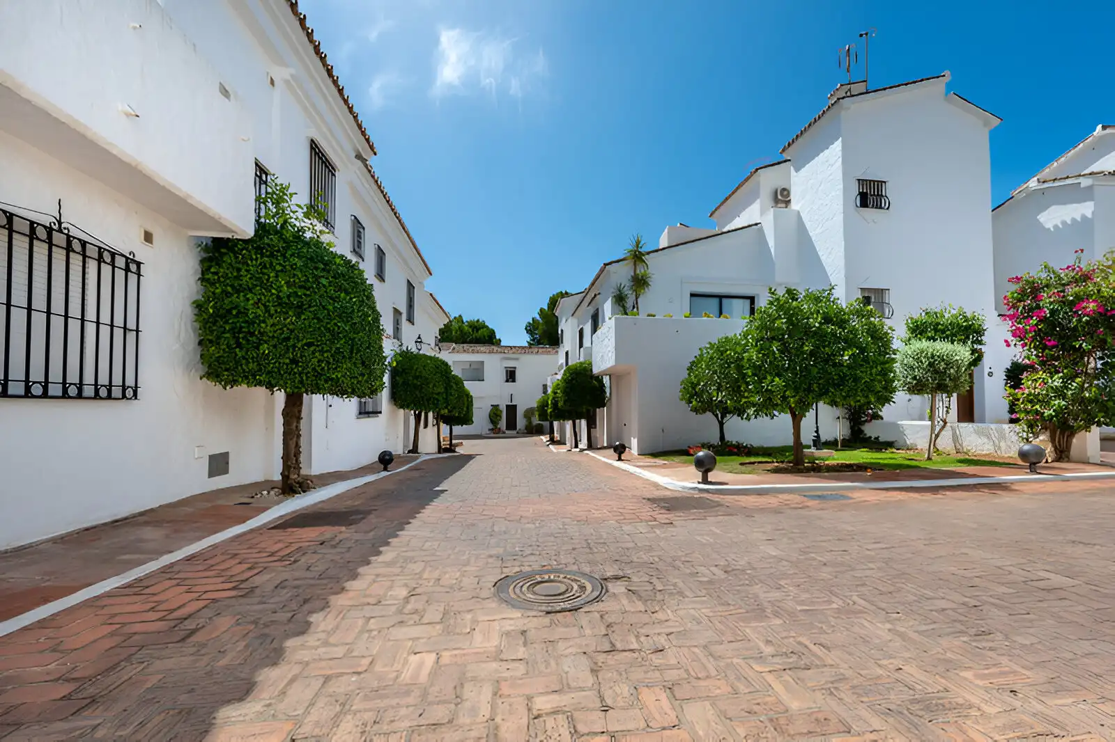 Vista exterior de Casa adosada en venda en Marbella amb Calefacció, Terrassa i Piscina