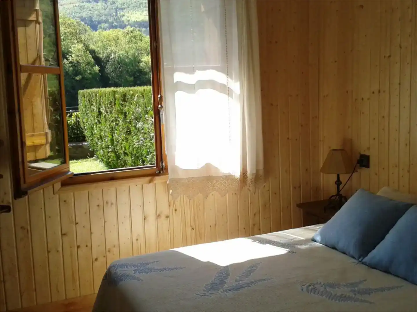 Schlafzimmer von Wohnungen zur Miete in Sahún mit Privatgarten, Parkett und Möbliert