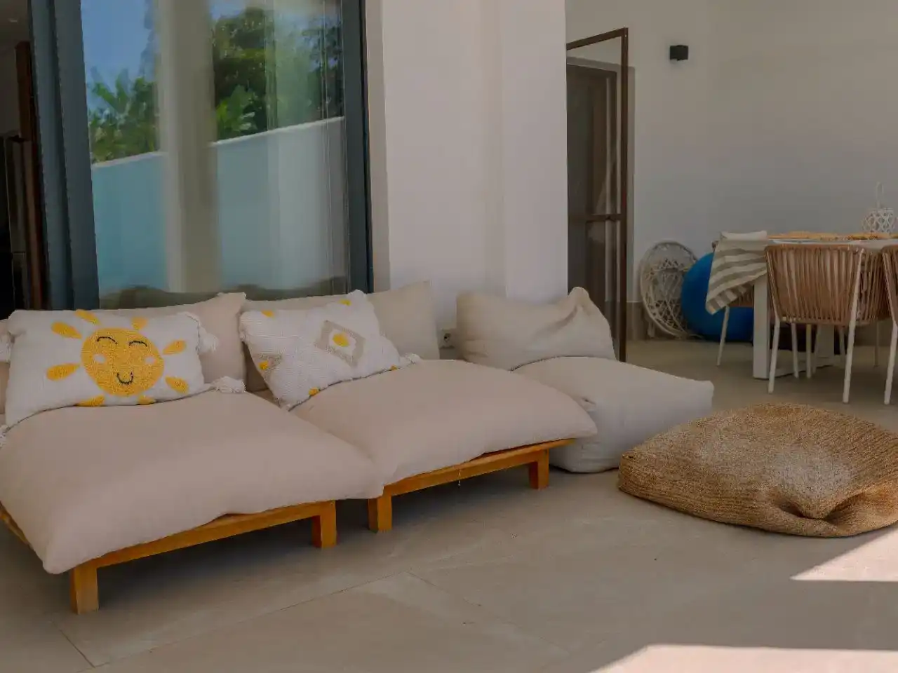 Sala d'estar de Casa o xalet en venda en Conil de la Frontera amb Aire condicionat, Jardí privat i Terrassa