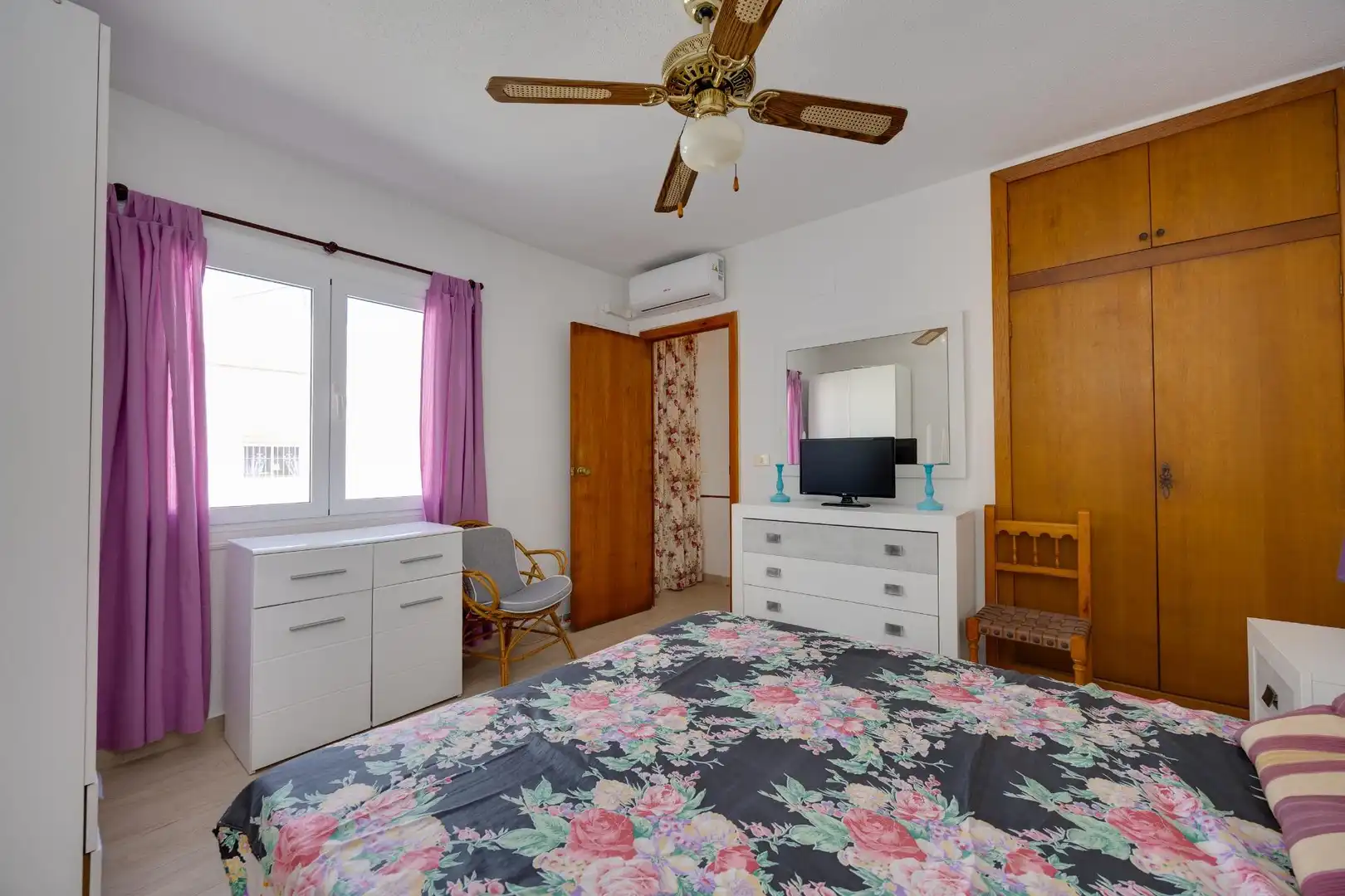 Dormitori de Casa o xalet en venda en Torrevieja amb Aire condicionat, Jardí privat i Terrassa