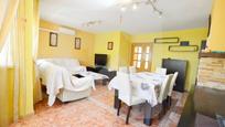 Sala d'estar de Casa adosada en venda en Valdemoro amb Aire condicionat i Terrassa